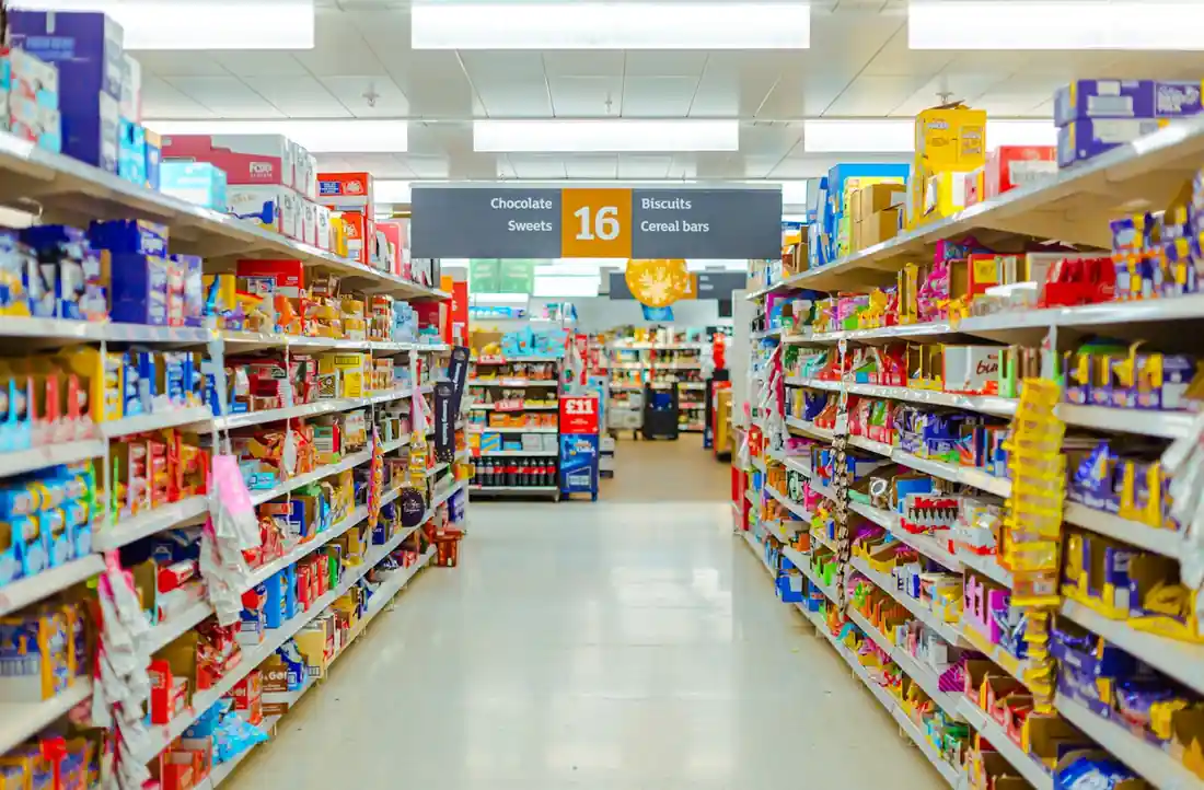 Alejka supermarketu z produktami FMCG