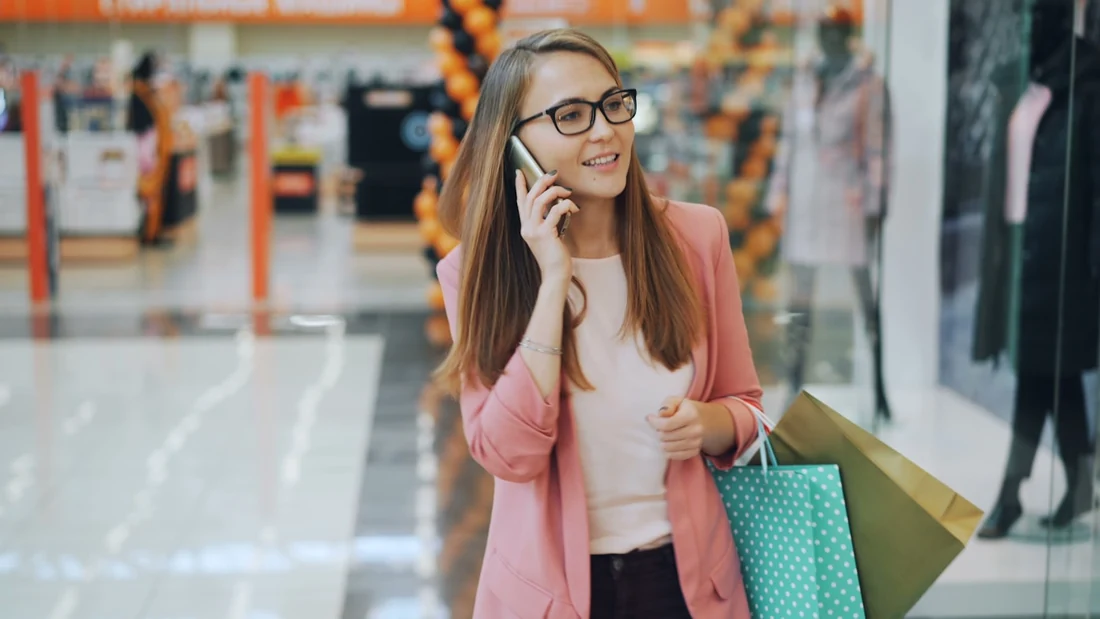 Klient ogląda ofertę FMCG w aplikacji mobilnej