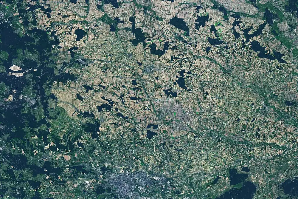 Zdjęcie satelitarne wąskich, rozdrobnionych pól uprawnych w Małopolsce, na północ od Krakowa